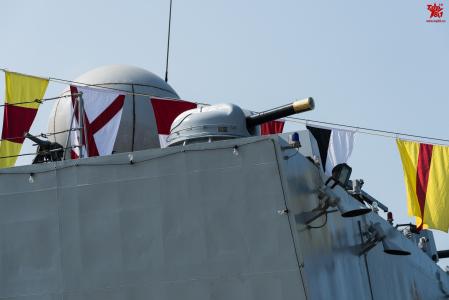 舷側的AK-630M近防炮