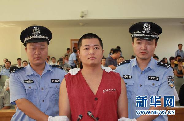 8月10日，被告人胡益華(中)在法庭上