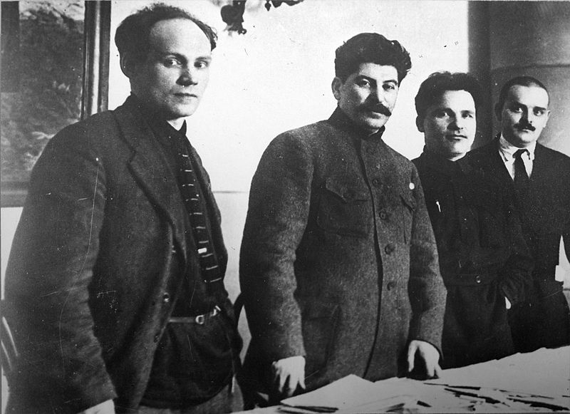 什維爾尼克(左一)與史達林(1925年)