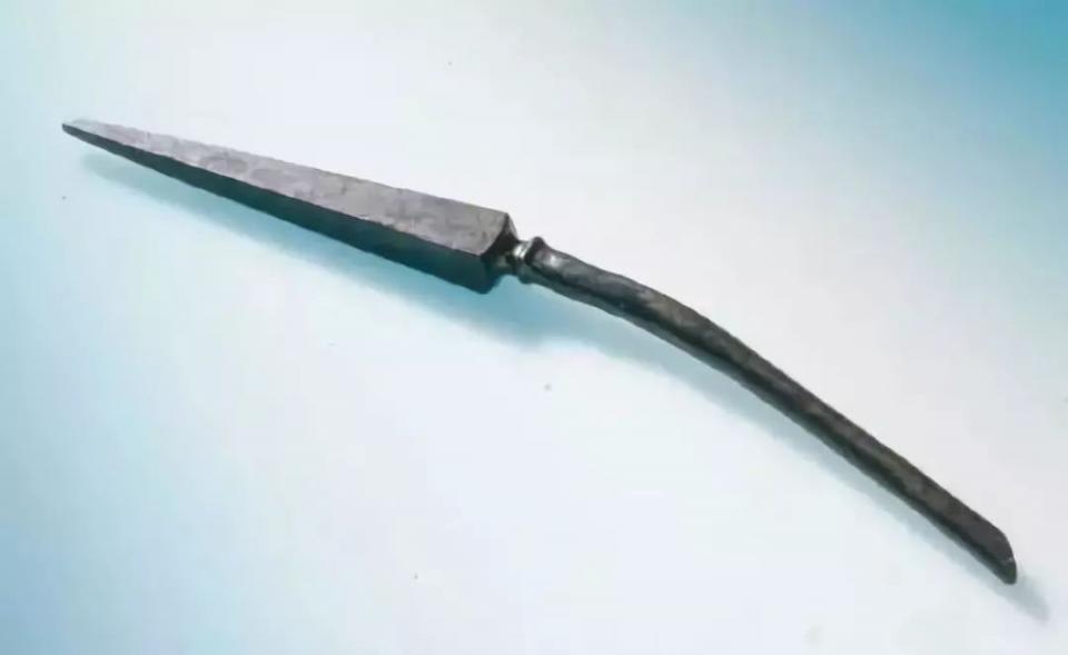 考古出土的皮魯姆重標槍頭 非常容易彎曲
