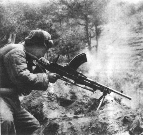 志願軍機槍手在防禦戰中使用該槍