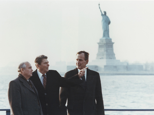 戈巴契夫與時任美國總統里根、副總統老布希