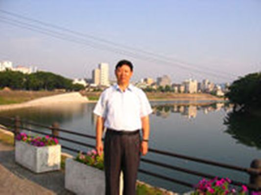 李之傑(內蒙古民族大學計算物理研究所所長) 李之傑(內蒙古民族大學計算物理研究所所長)