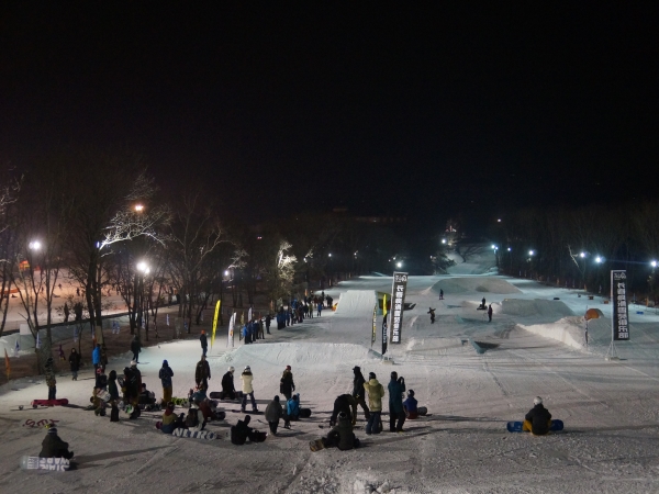 廟香山夜間滑雪