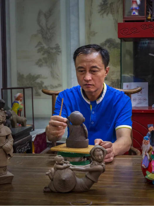 龔琦(無錫市非物質文化遺產惠山泥人代表性傳承人,泥人世家第七代傳承人) 龔琦(無錫市非物質文化遺產惠山泥人代表性傳承人,泥人世家第七代傳承人)