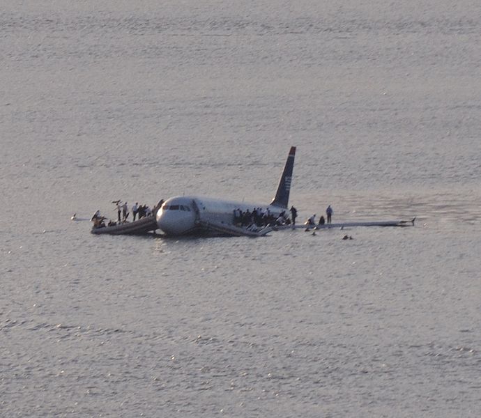 失事航班乘客在機翼上等待救援