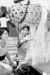 用於編織壯錦的壯族竹籠機-傅國林攝