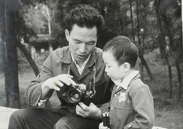 1980年，謝善本在教授長子謝建鯤使用照相機