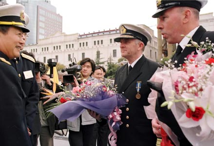 愛爾蘭海軍司令約翰·卡瓦納準將和艦長弗林接受中國海軍獻花。