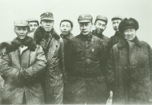 黎玉（左二）與陳毅（左三）等新四軍幹部
