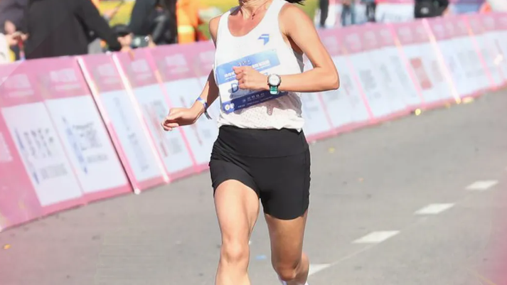 徐尊(中國女子馬拉松運動員) 徐尊(中國女子馬拉松運動員)