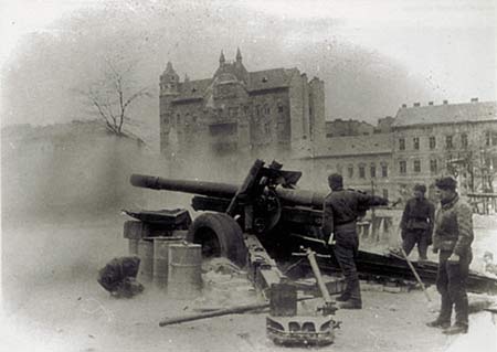 紅軍動用一門ML-20型152毫米炮轟擊德軍目標