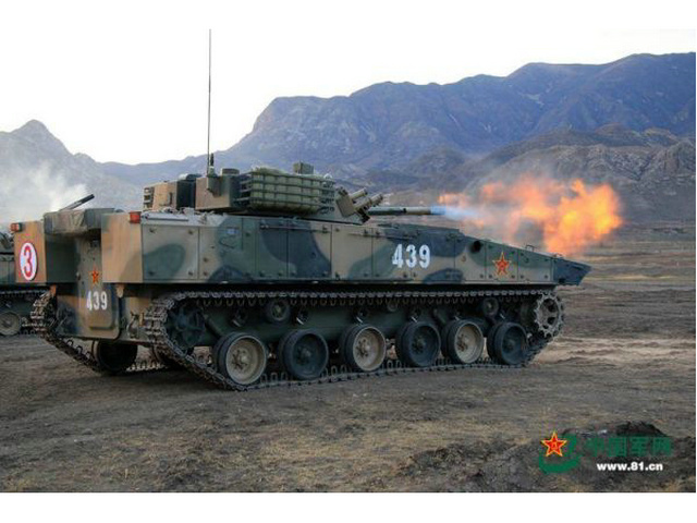 04A步兵戰車在軍演中開火射擊