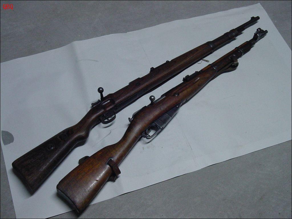 K98K步槍（左），莫辛納甘M1944卡賓槍（右）