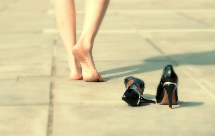 脫掉鞋子光腳走路