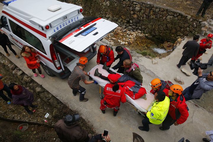 搜救隊員將孩子送上救護車