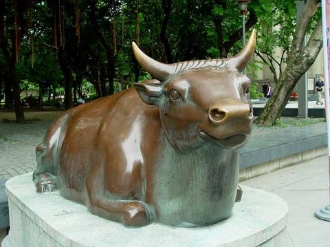 《牛》雕像