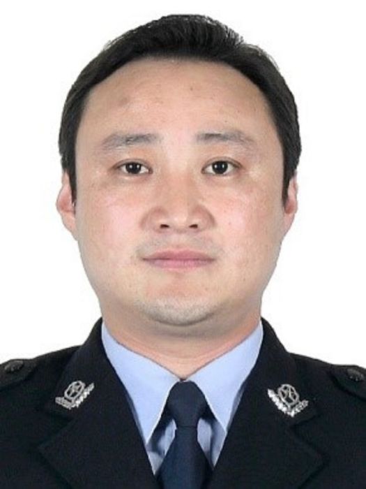 張新(江蘇省徐州市泉山區政府黨組成員、公安分局局長、黨委書記) 張新(江蘇省徐州市泉山區政府黨組成員、公安分局局長、黨委書記)