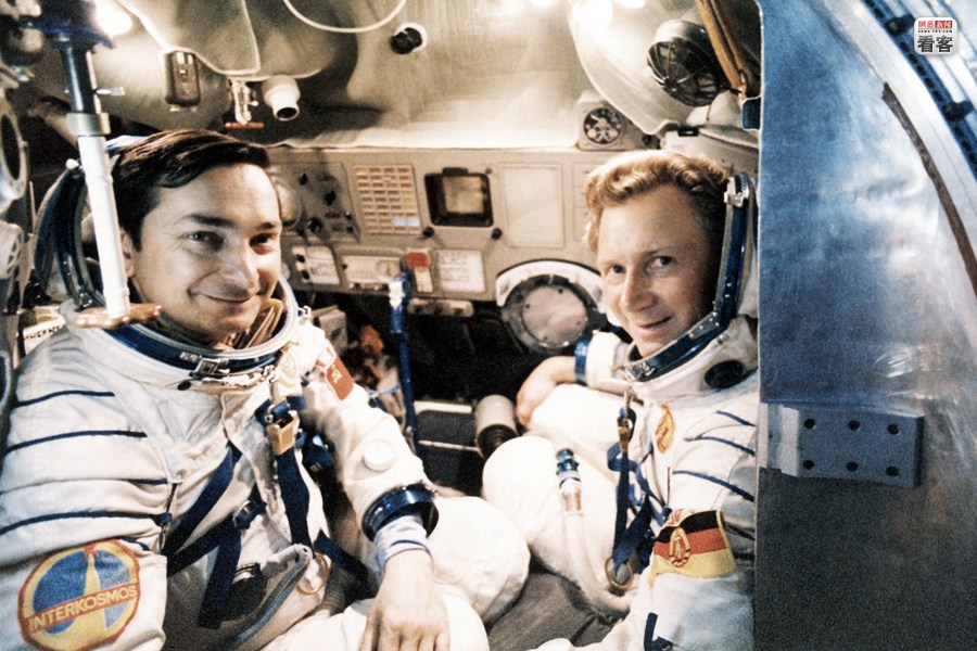 東德第一位太空人（右）在“聯盟號”飛船內