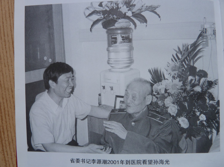 2001年李源潮看望孫海光（右）