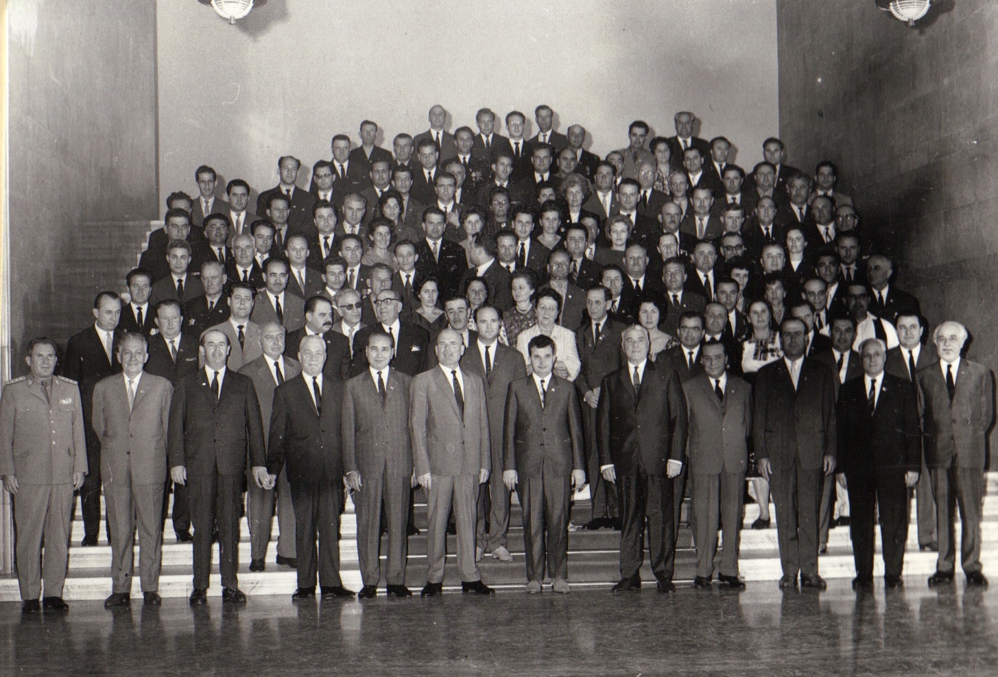 羅共中央領導人與黨的“九大”代表們合影