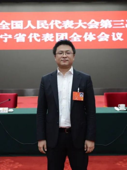 楊彬(第十四屆全國人大代表,遼寧五一八內燃機配件有限公司董事長兼總經理) 楊彬(第十四屆全國人大代表,遼寧五一八內燃機配件有限公司董事長兼總經理)