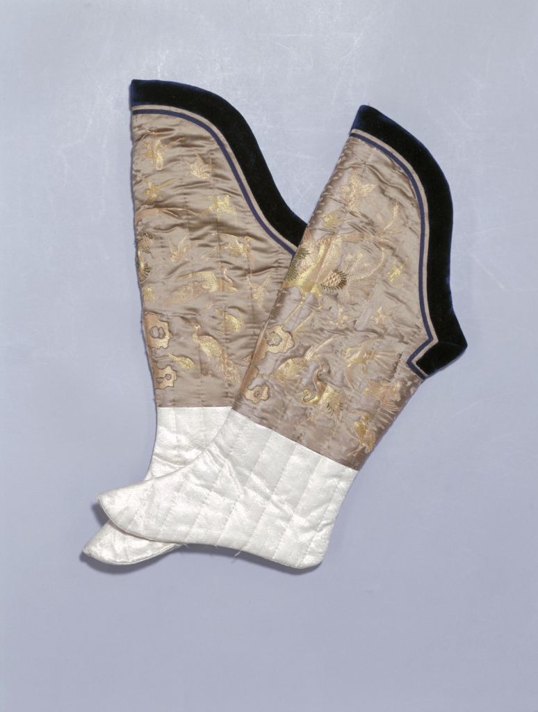 駝色緞平金百鳥紋綿襪