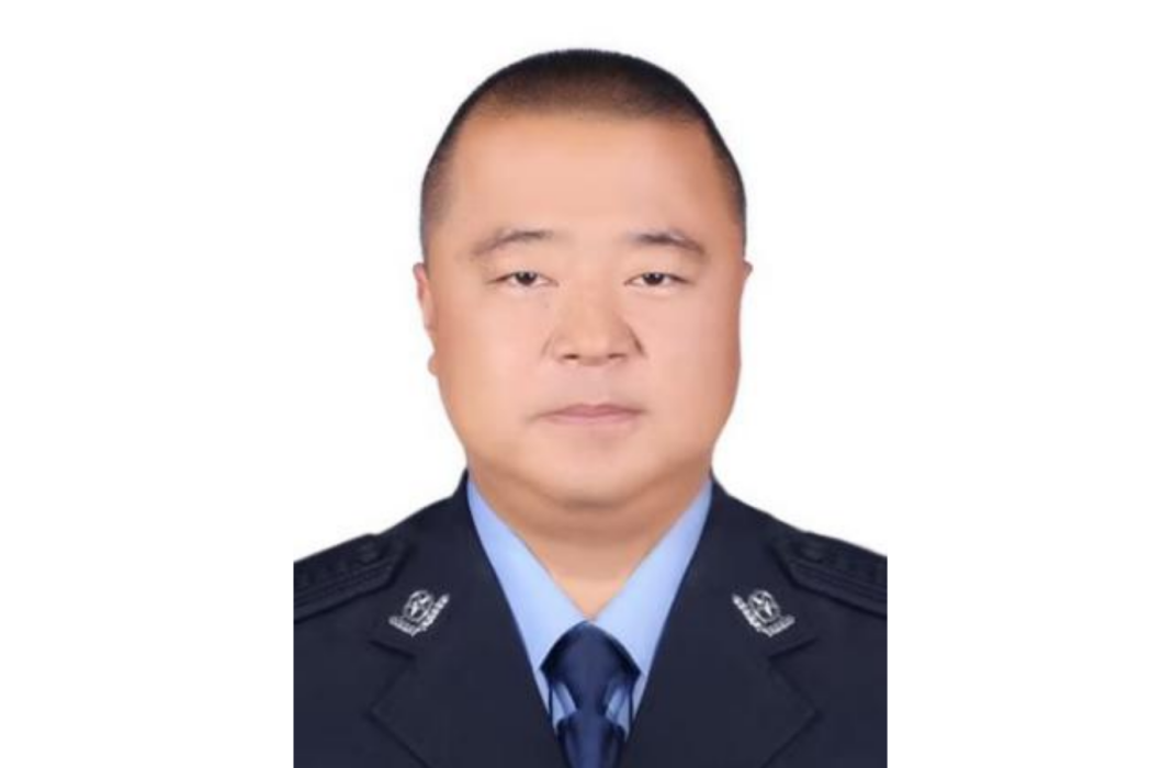 嚴志榮(新疆維吾爾自治區吐魯番市鄯善縣公安局七克台派出所彩玉社區警務室民警) 嚴志榮(新疆維吾爾自治區吐魯番市鄯善縣公安局七克台派出所彩玉社區警務室民警)