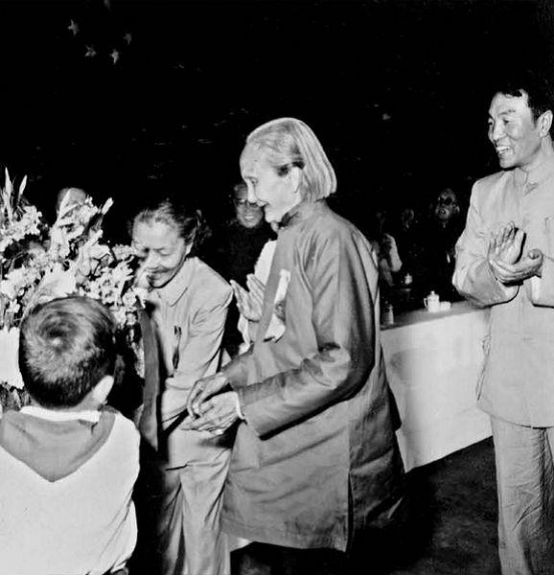 鄧典謨的夫人廖彩德與蔡暢、賴若愚在北京