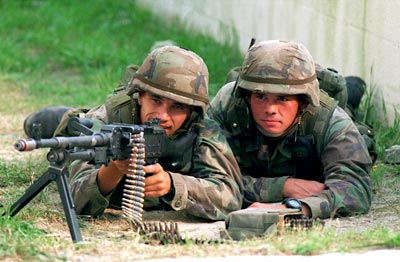 美國海軍陸戰隊隊員在演練中用M240G