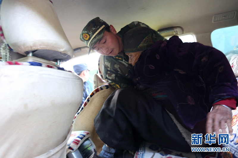 2015年5月14日官兵將江村年老民眾抱到撤離的車輛后座