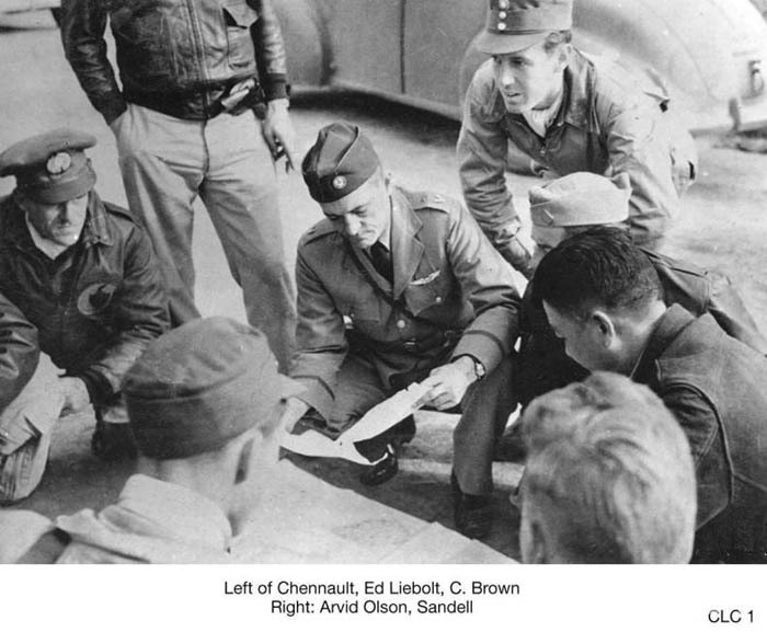 陳納德將軍（中）和他的部下在查看地圖、研究作戰計畫。