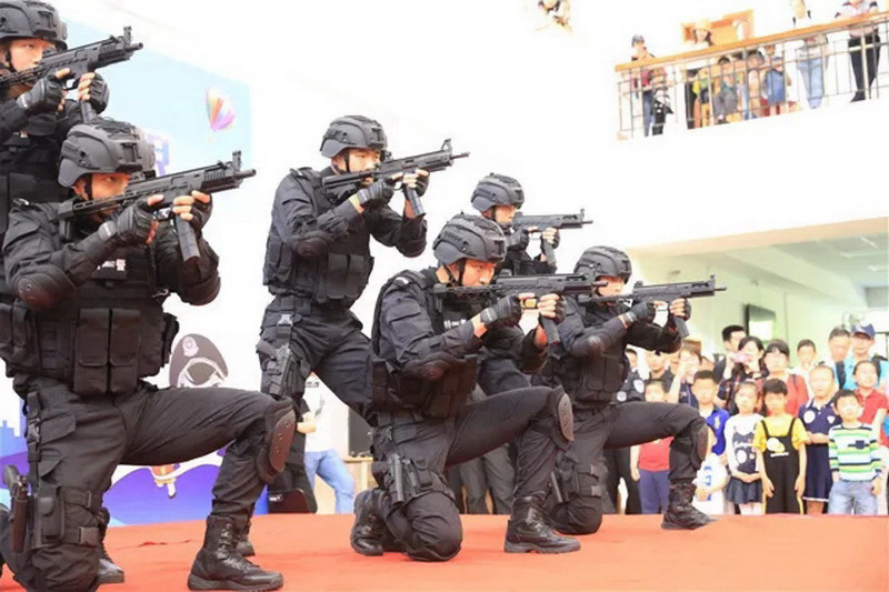 上海特警配備的CS/LS7和BJC16衝鋒鎗