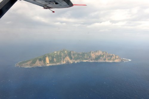 中國海監飛機飛臨釣魚島上空