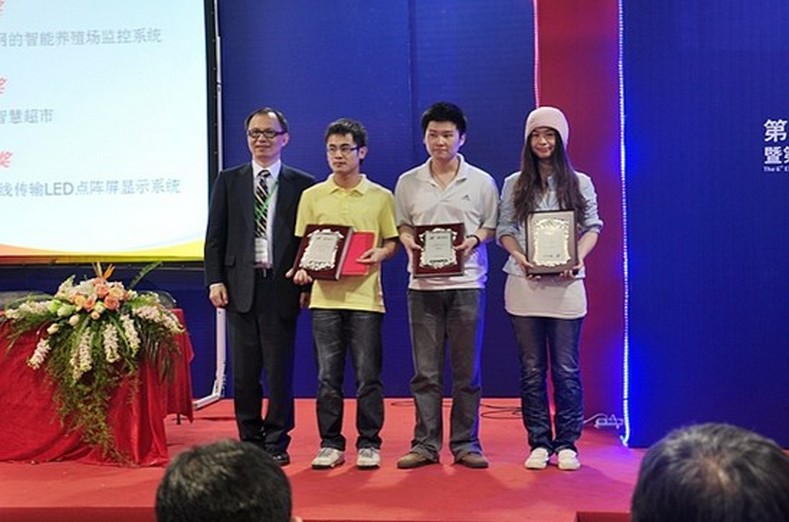 學生在中國杭州電子信息博覽會頒獎典