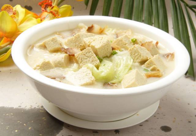 酸辣白菜燉凍豆腐