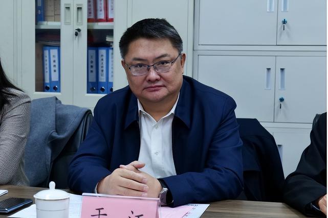 於江(山東演藝集團總經理、黨委副書記、副董事長) 於江(山東演藝集團總經理、黨委副書記、副董事長)