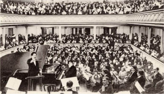 1913年78歲的聖-桑在演出中彈琴
