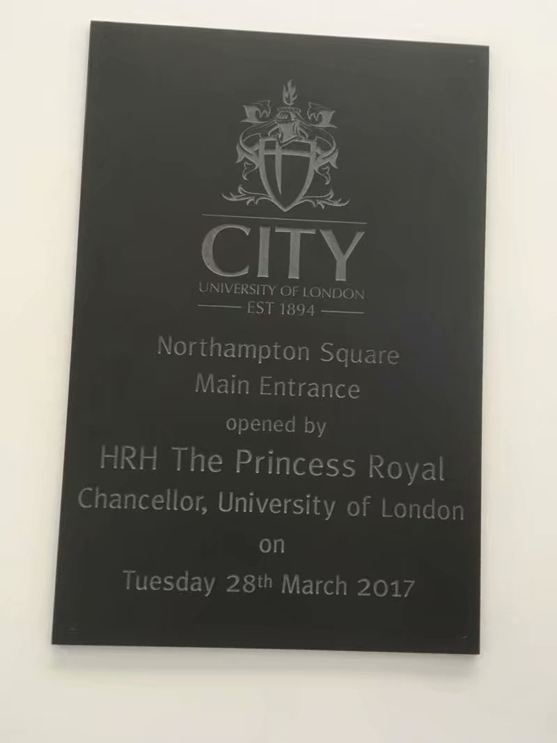 安妮公主為倫敦大學城市學院剪彩的紀念碑