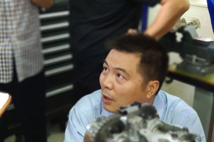 張傳華(重慶長安汽車股份有限公司兩江工廠汽車裝調高級技師) 張傳華(重慶長安汽車股份有限公司兩江工廠汽車裝調高級技師)