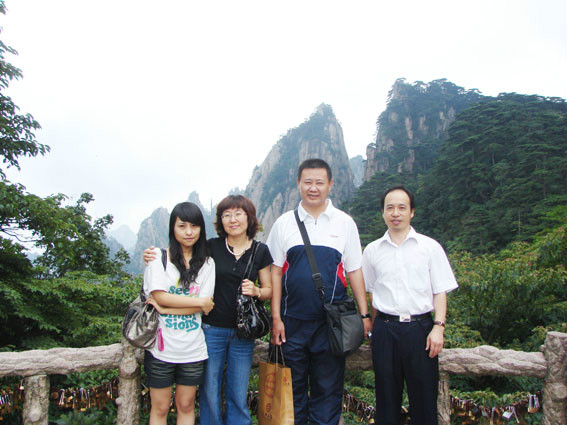 劉楚楚2010年與國家媒體記者在黃山
