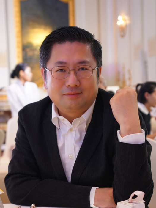 章騁(泰國亞洲大眾集團執行董事兼執行長) 章騁(泰國亞洲大眾集團執行董事兼執行長)