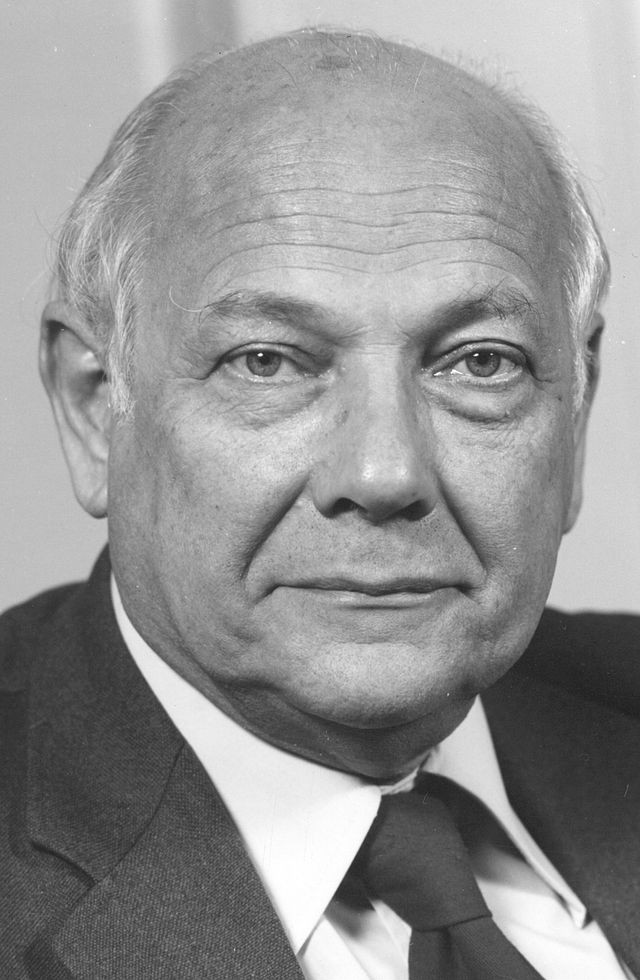 約普·登厄伊爾，1966至1986年政黨領袖