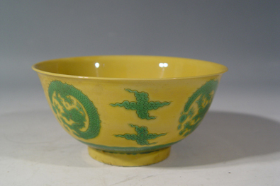 乾隆 黃地綠彩雲龍紋瓷碗