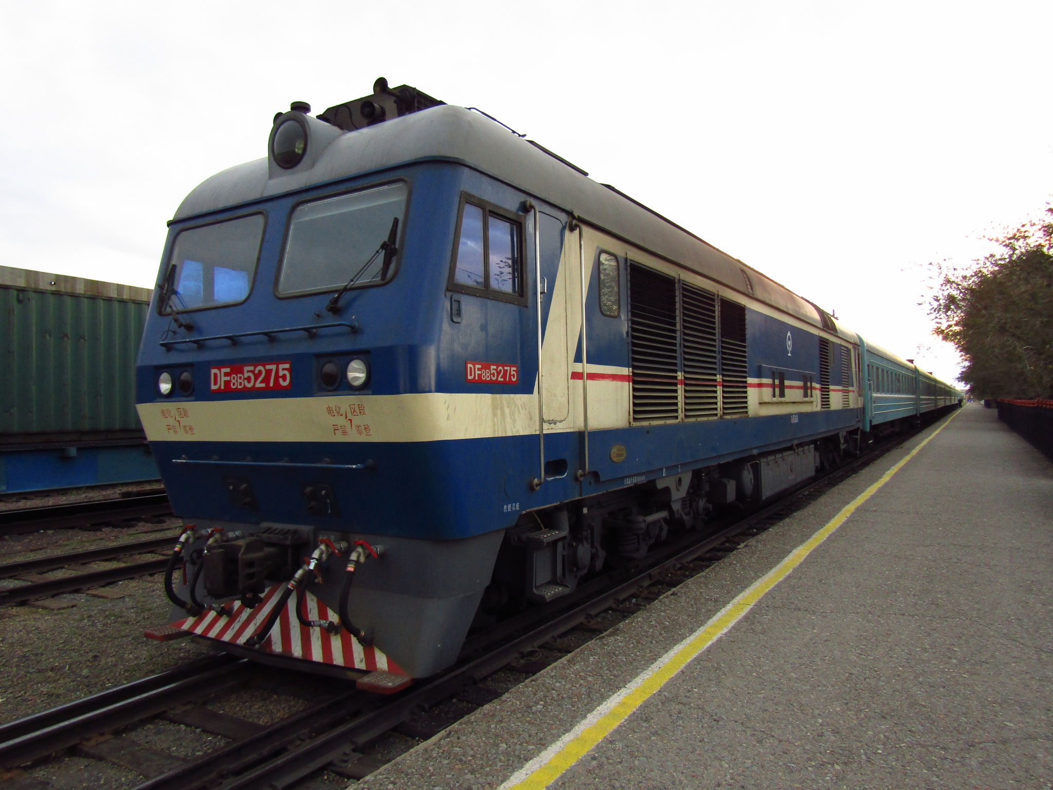 東風8B型5275號機車牽引哈薩克斯坦擔當的K9796次加掛K9798次列車