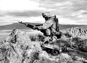 美國士兵身穿外骨骼作戰服進行訓練