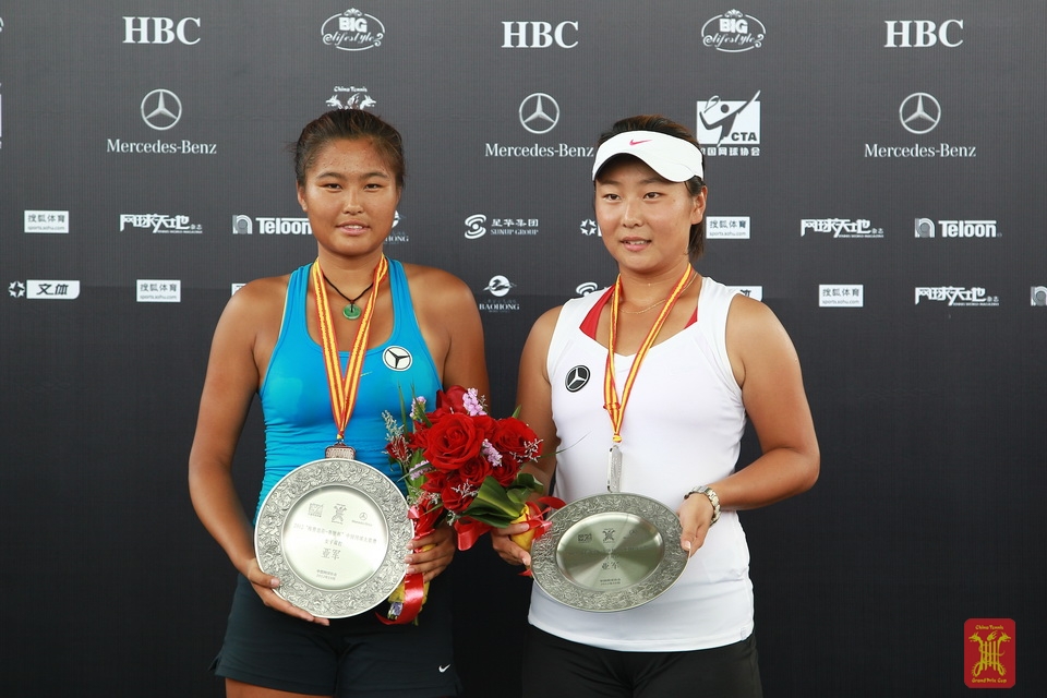 2012年大獎賽女雙亞軍 右邊為唐好辰