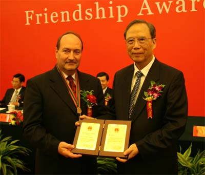 國務院副總理曾培炎向07年獲獎專家頒獎