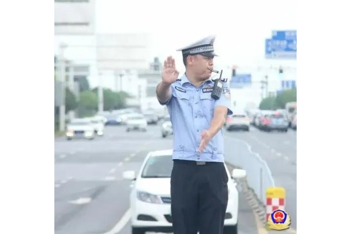 潘峰(湖南省長沙市公安局交警支隊天心大隊九中隊中隊長) 潘峰(湖南省長沙市公安局交警支隊天心大隊九中隊中隊長)