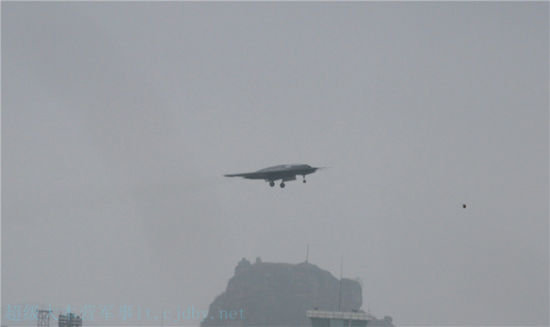 中國利劍無人作戰攻擊機成功首飛